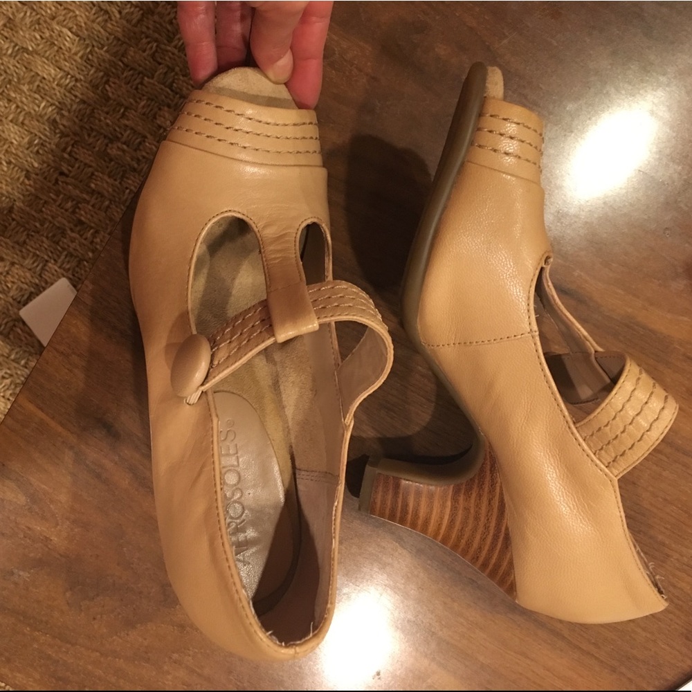 Aerosoles nude peep-toe heels